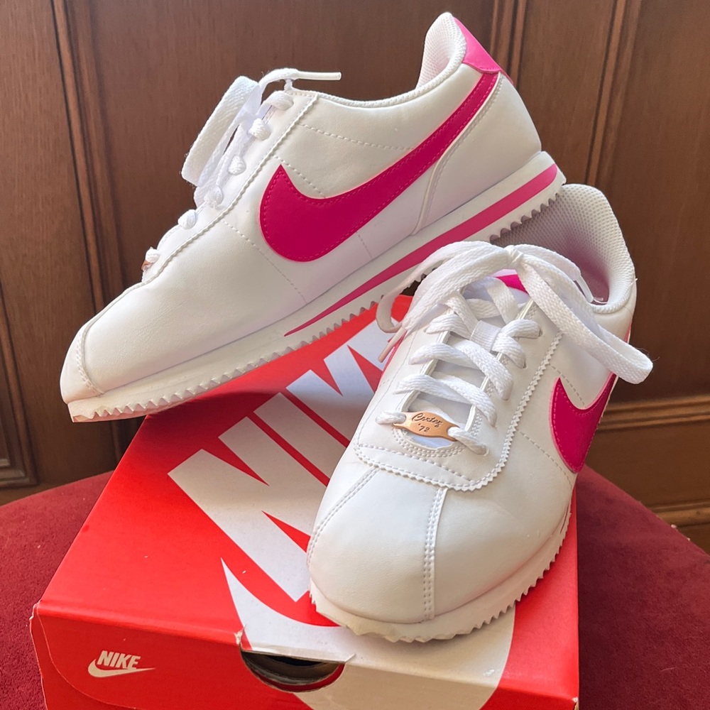 Nike YOUTH size 7 White and Hot Pink Sneakers
